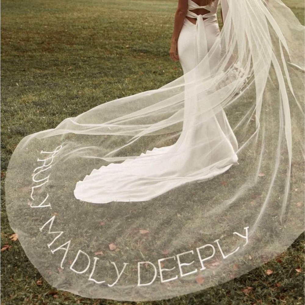 Truly Madly Deeply Veil by Grace Loves Lace Authentic with box brand new